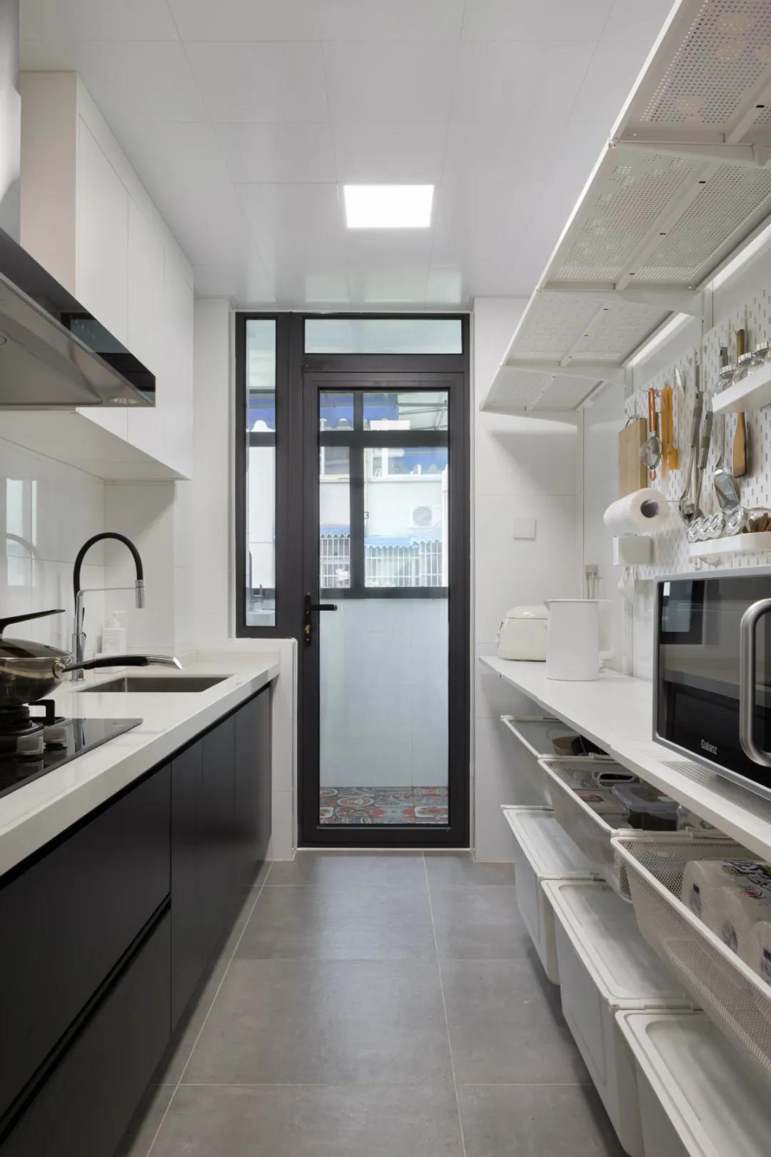 厨房白与黑的设计手法看似简洁，却能牵动人的思绪，赋予空间现代品质。