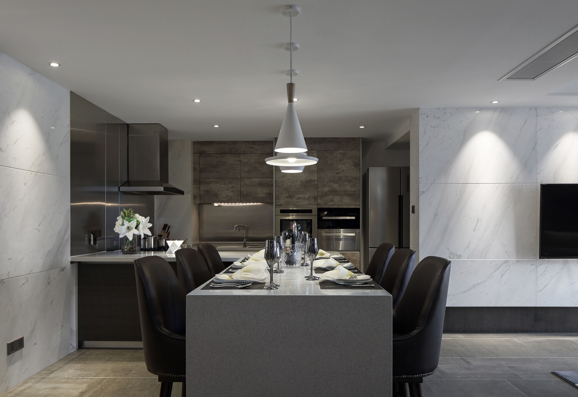 厨房餐厅一体化设计，整个空间以灰黑色为主，渲染出稳重的空间氛围。