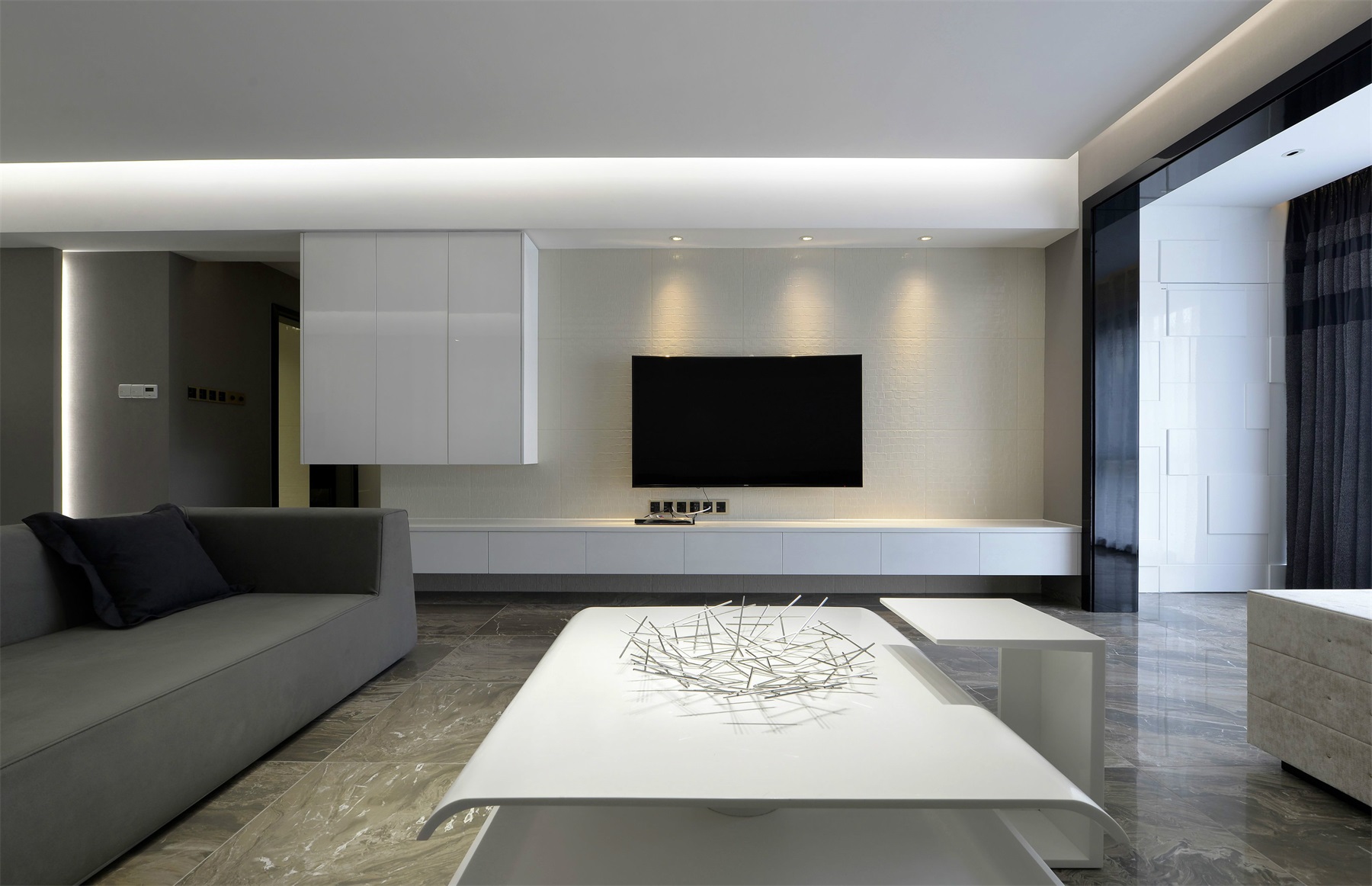 电视墙搭配收纳柜设计，在筒灯的装点下，形成洁净自然的观感氛围。