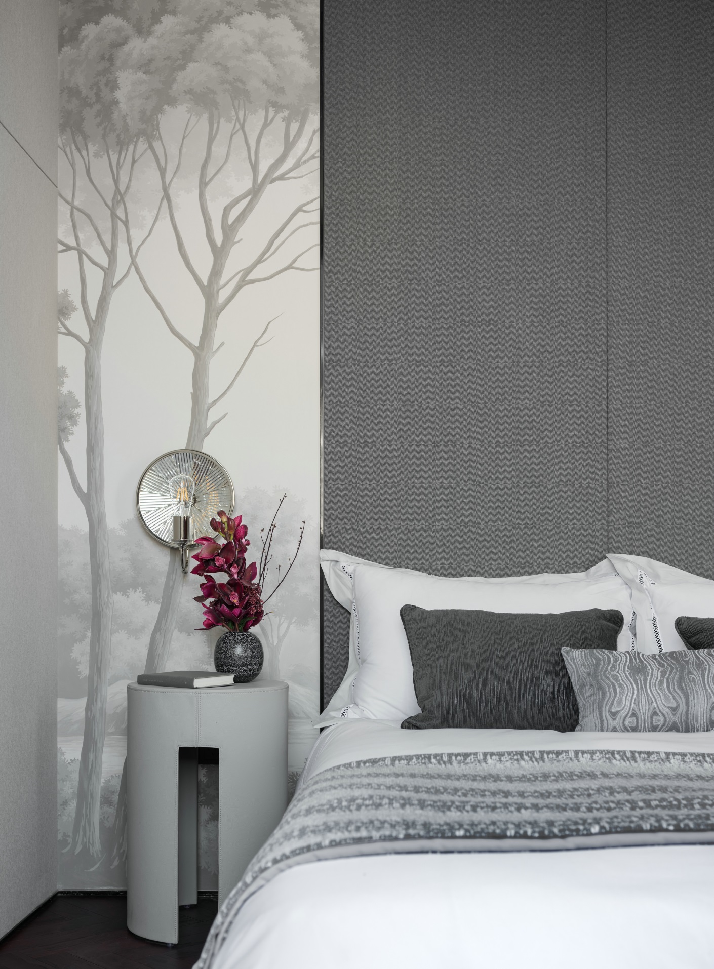侧卧使用白色和灰色对比设计，搭配同色系床品设计，给人以很强的秩序感。