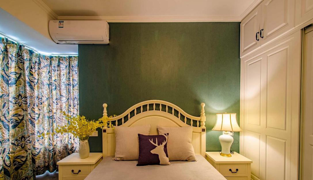 次卧背景墙没有复杂的装饰，绿色基调下搭配黄色花卉点缀，带来春意盎然的既视感。