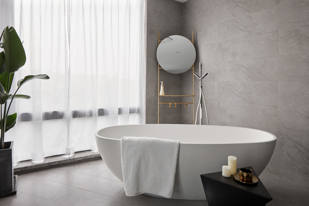 卫生间一角摆放浴缸，好让业主在忙碌的生活里，享受到片刻的宁静与舒适。