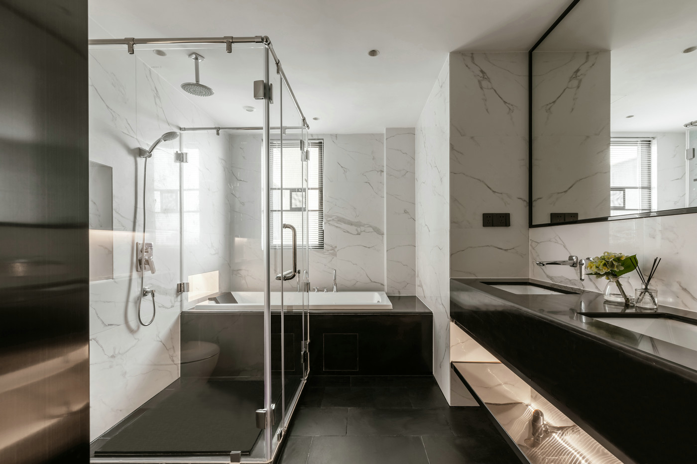 黑色与白色大理石结合的方式，提升了卫生间的高级氛围，干湿分离设计巧妙。