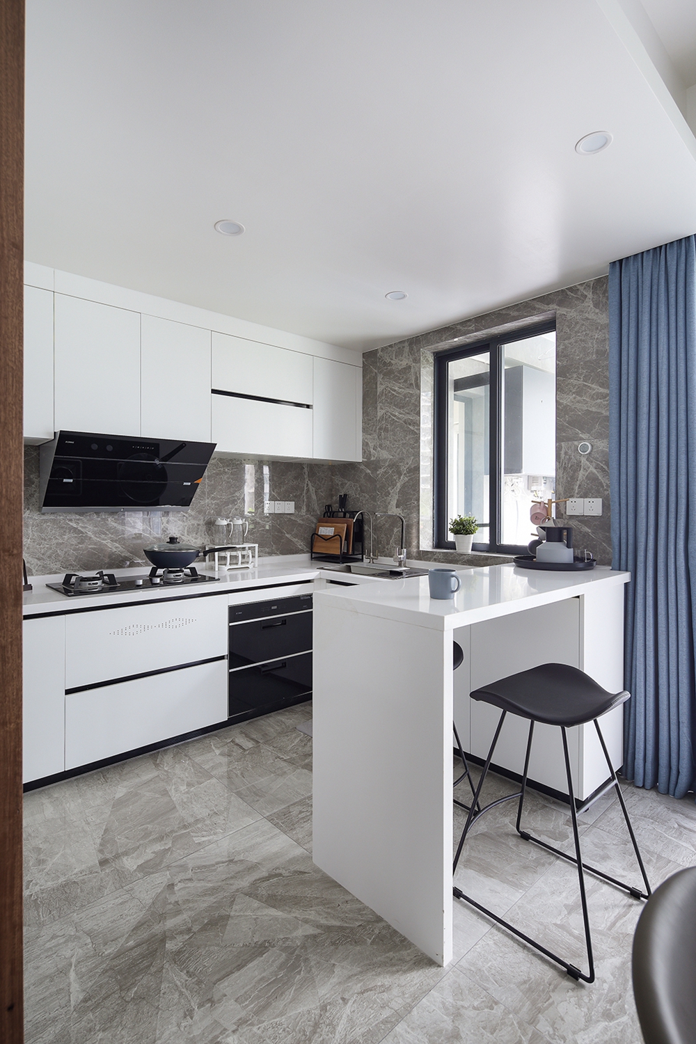 白色厨房设计大气简约，巧妙利用空间延伸出吧台，带来沉稳档次的厨房气质。