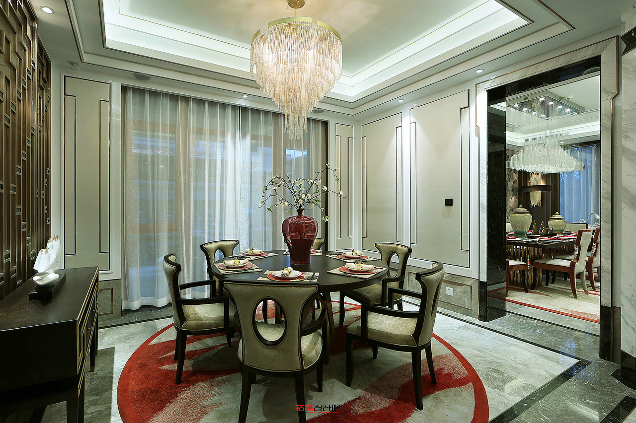 餐厅空间简净的配色给人整洁有序的视觉观感，红色地毯点缀其中，赋予了空间中式况味。