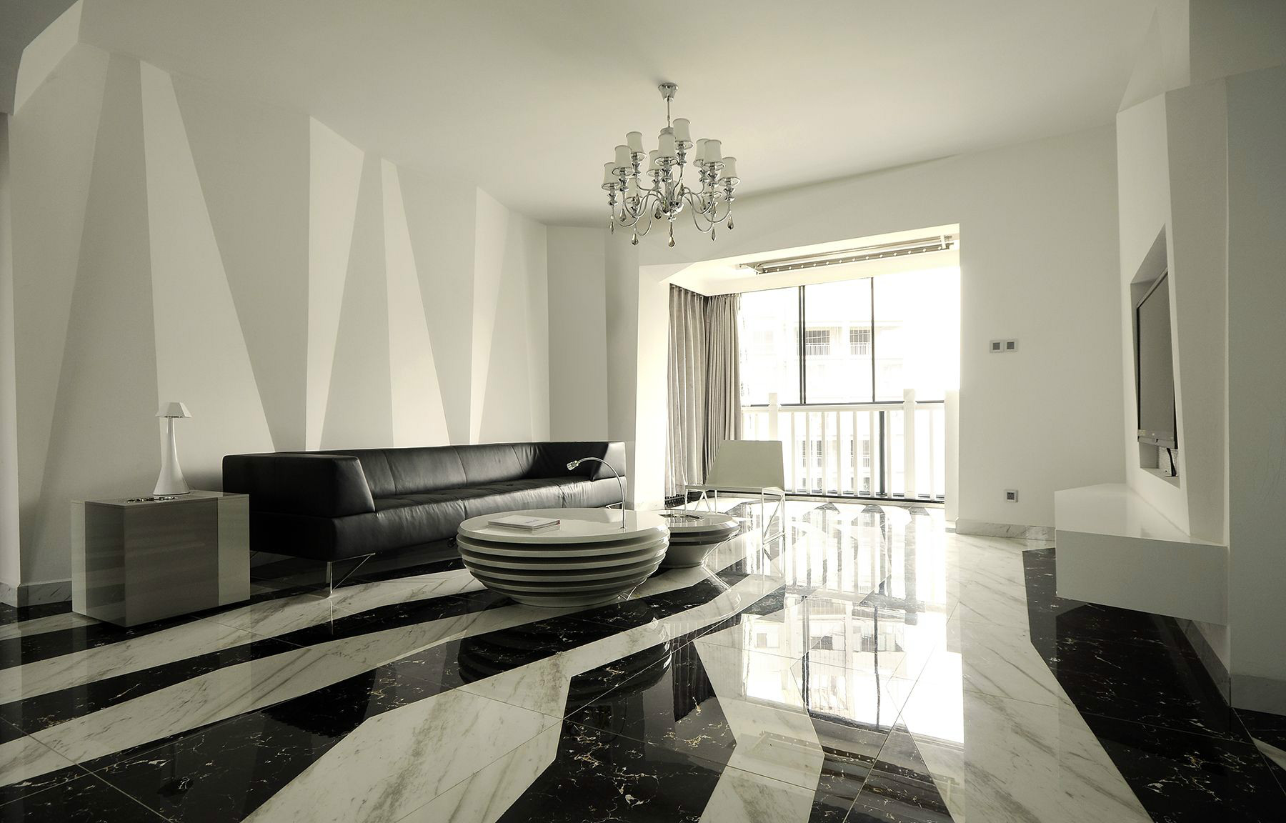客厅背景墙凹凸有致，搭配黑色皮质沙发和黑白地砖，简约精致由内而发。