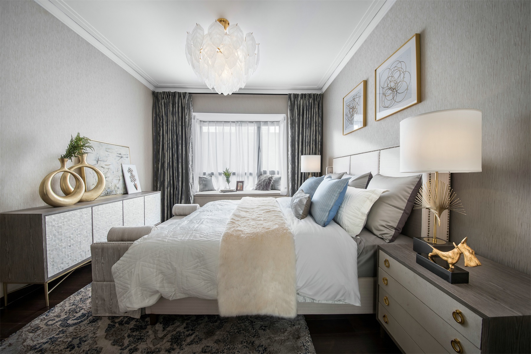 主卧室的空间以白色为基调，精致床品以及墙面壁纸相互呼应，让空间尽显奢华。