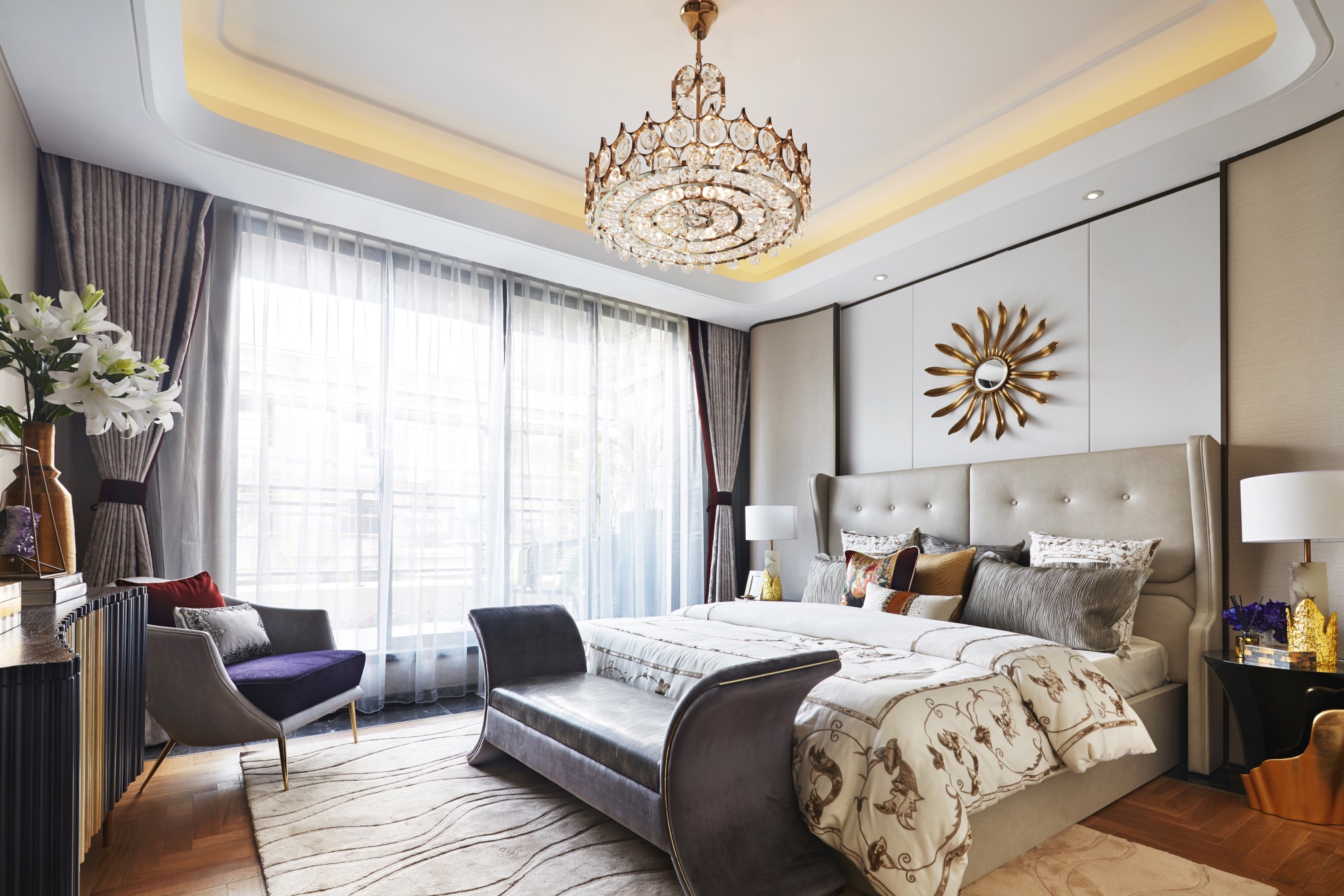 侧卧设计主要以舒适为主，简单的色彩搭配结合灯光设计，让空间更加具有放松氛围。