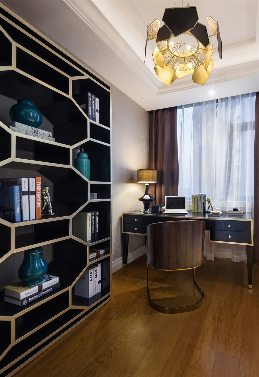 书房色调以木色为主,深蓝色为搭配色,大面积书架的样式满足储存功能.