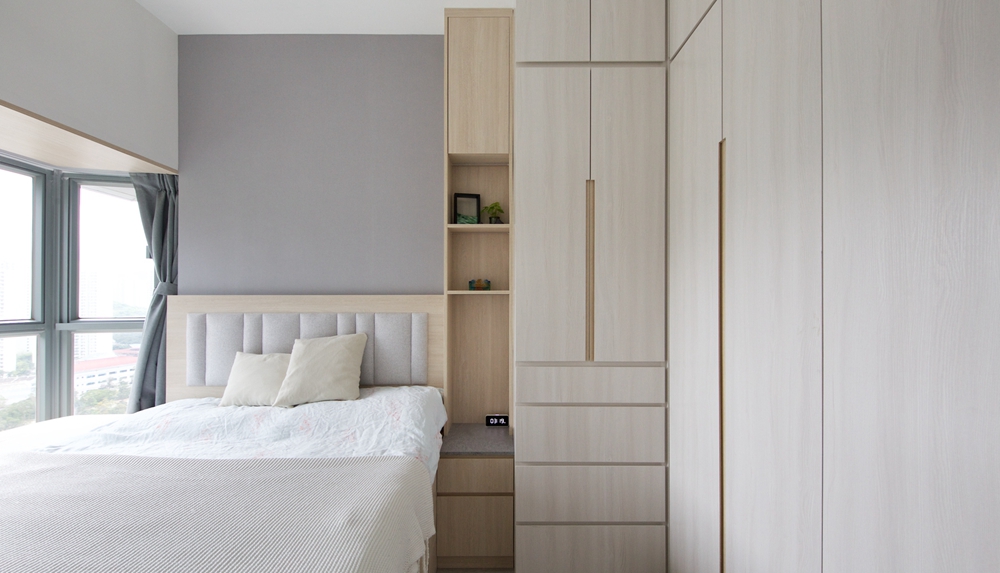卧室结构紧凑，木色系美学在空间中呈现出简单而不失设计感的质感。