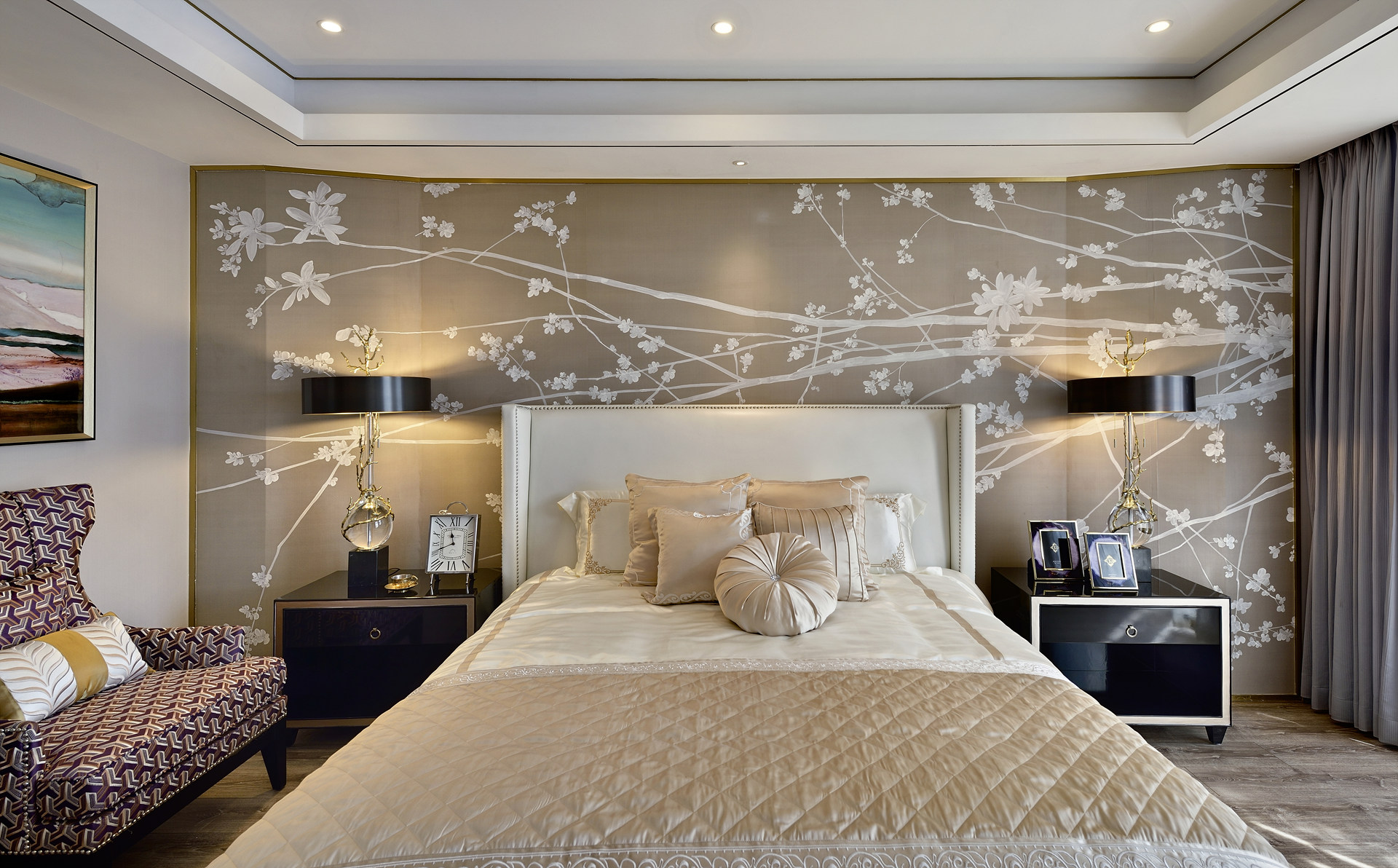 灰底白花的背景墙意境很美，让次卧空间显得非常静谧舒适，床头灯具对称方式，增加了层次感。