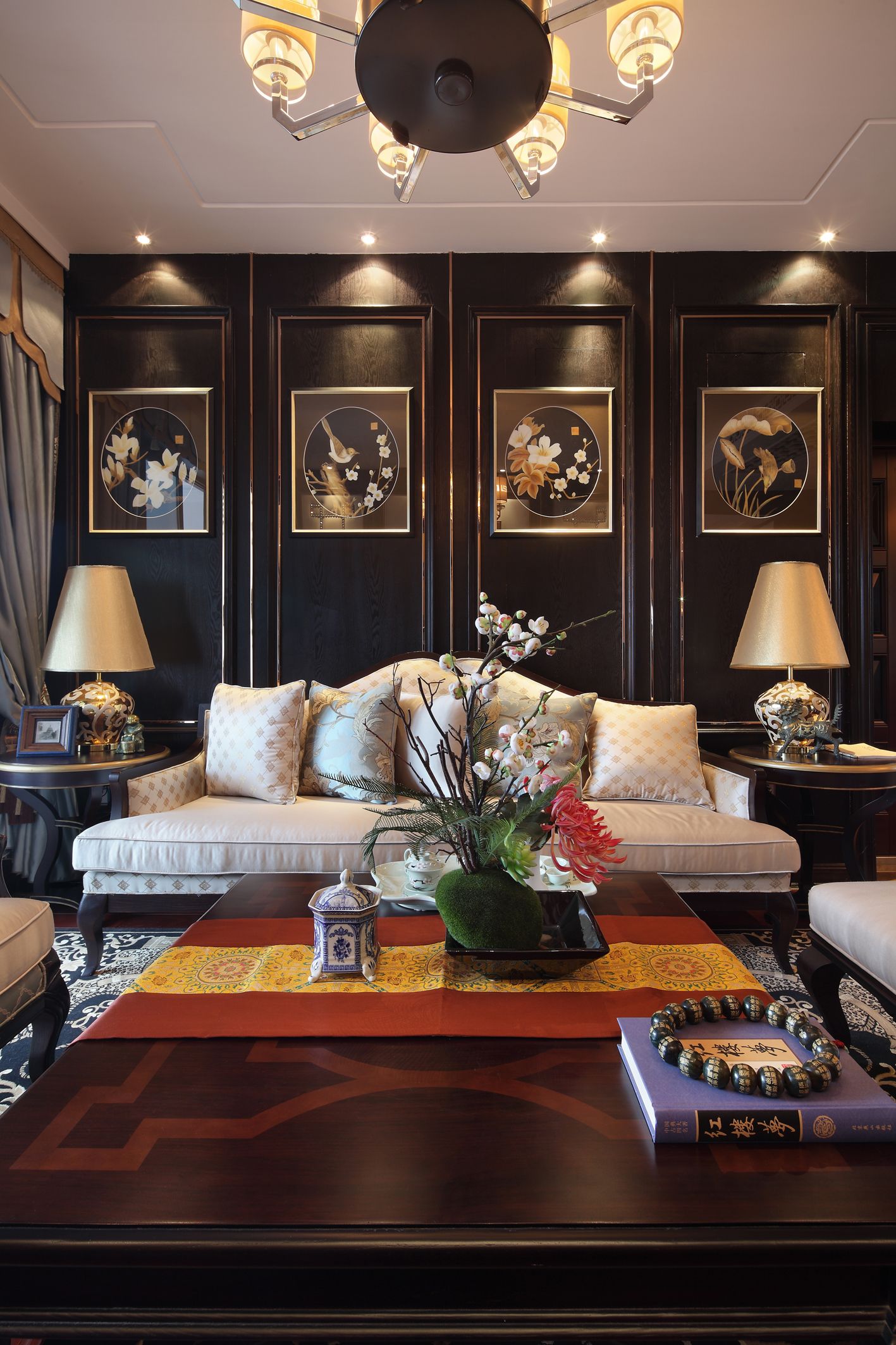 客厅以实木色为主基调，空间质感充满中式表现手法，塑造出东方神韵。