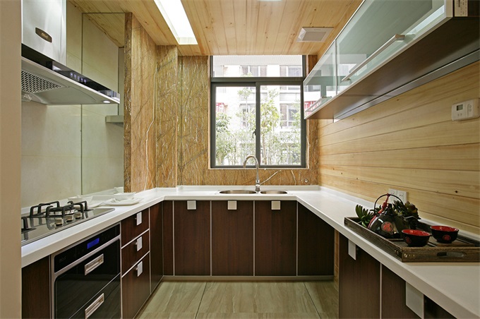 厨房简约自然却不失高级，木色橱柜搭配白色工作台，视觉效果整洁有序。
