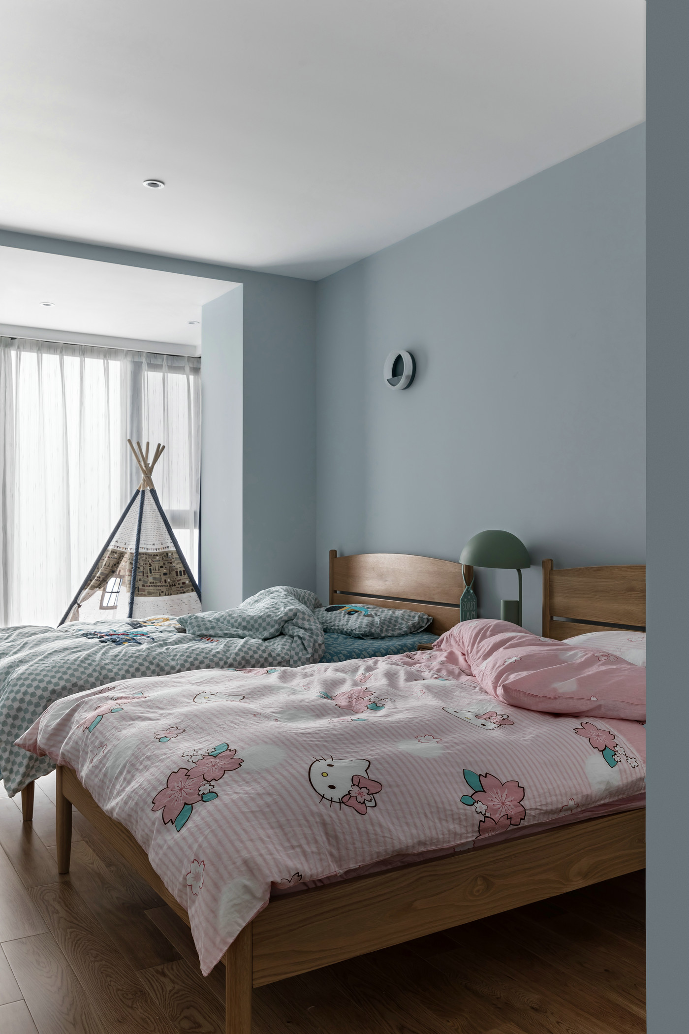 蓝色是整个空间的主题色，搭配蓝粉床品，儿童房呈现出干净、温馨的视觉氛围。