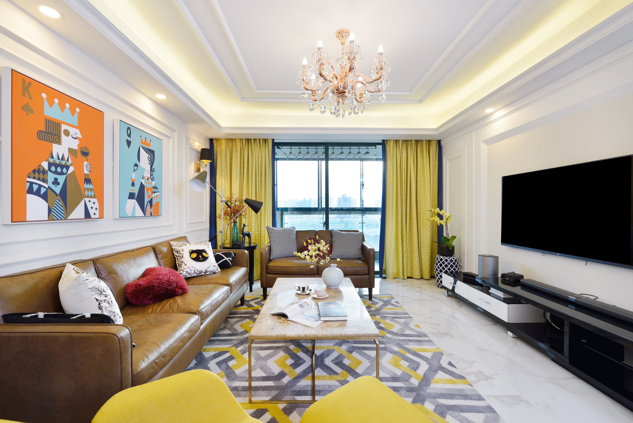 客厅设计非常注重空间的功能性和使用体验感，亮色软装表现出优雅大气的氛围。