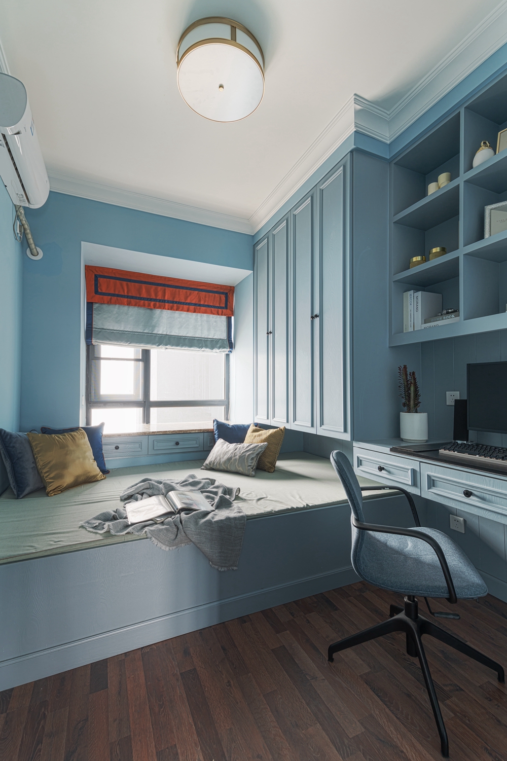 榻榻米增加了空间的便利性，整体使用蓝色的色调打造，让空间更有质感。