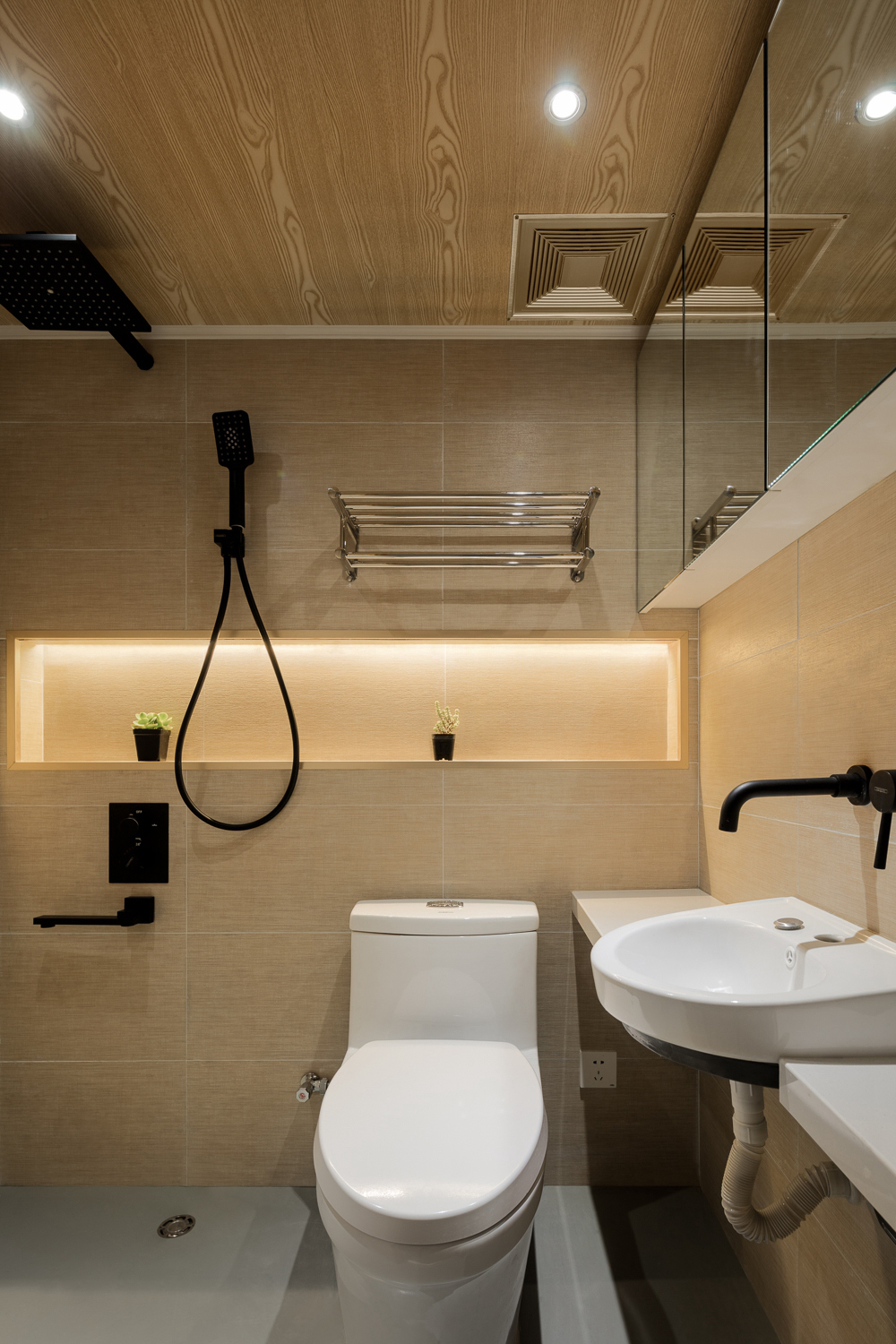 卫浴空间以米色调为基准，搭配净色洁具，打造出舒适的卫浴氛围。
