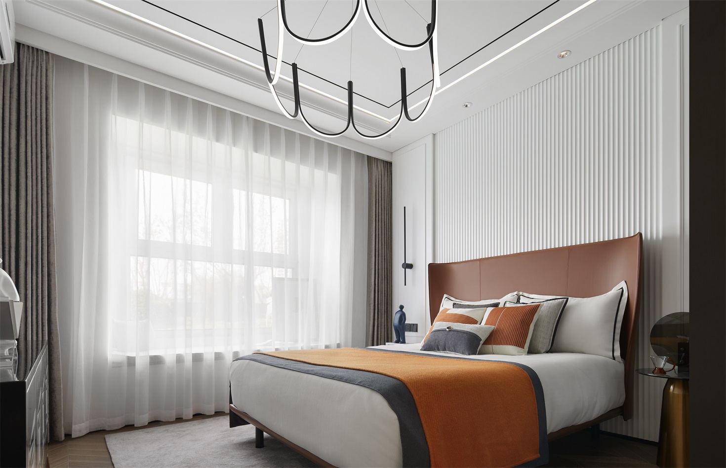 宽敞的侧卧主要体现出生活的舒适度，橘色床品给人轻奢高雅的视觉感受。