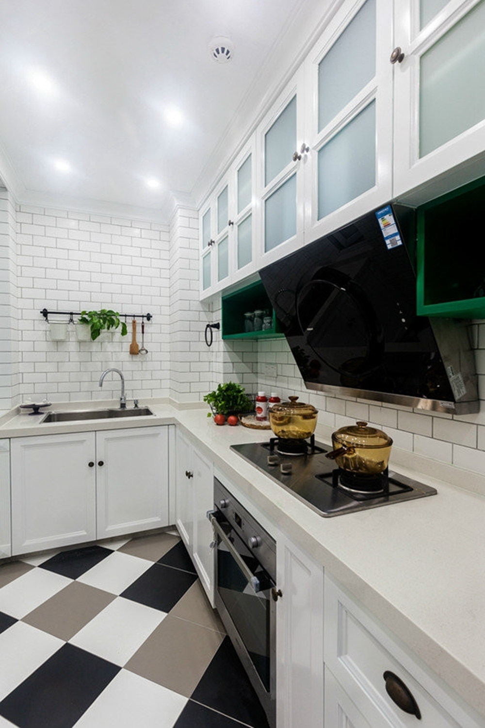 地面拼砖设计凸显业主品味，白色橱柜规整有序，营造出悠闲安适的烹饪氛围。