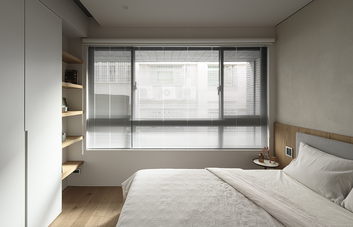 卧室采光较好，百叶窗很好地增加了空间的质感与品位，起到了美化居所的功能。