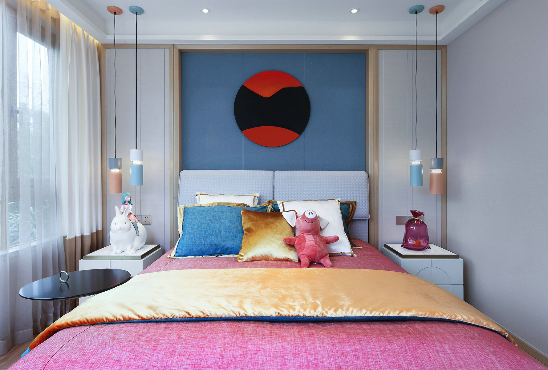 次卧使用明亮颜色进行设计，蓝色与粉色碰撞，散发出魅力的光芒。