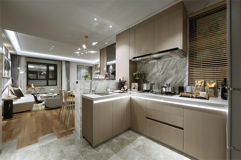 米色橱柜简约大气，厨房入口方向设计在合理位置，与餐厅和客厅有更好的互动。