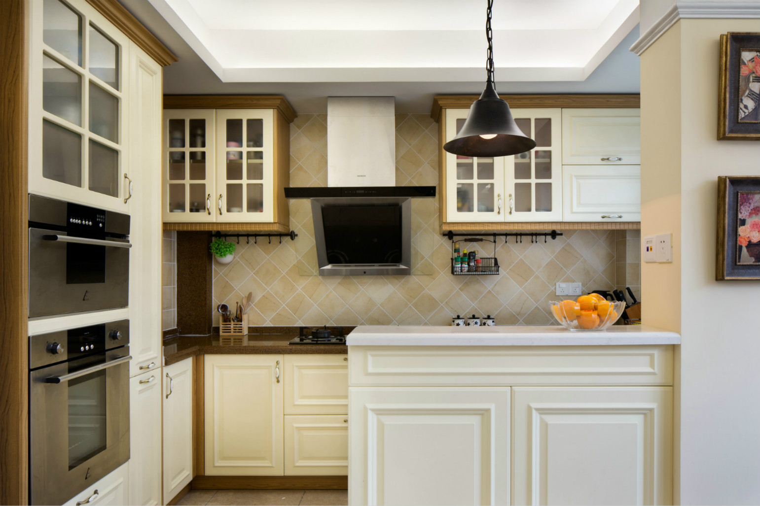 明亮通透的厨房设计，让人心情舒畅，木条元素的勾勒为空间注入艺术气息。