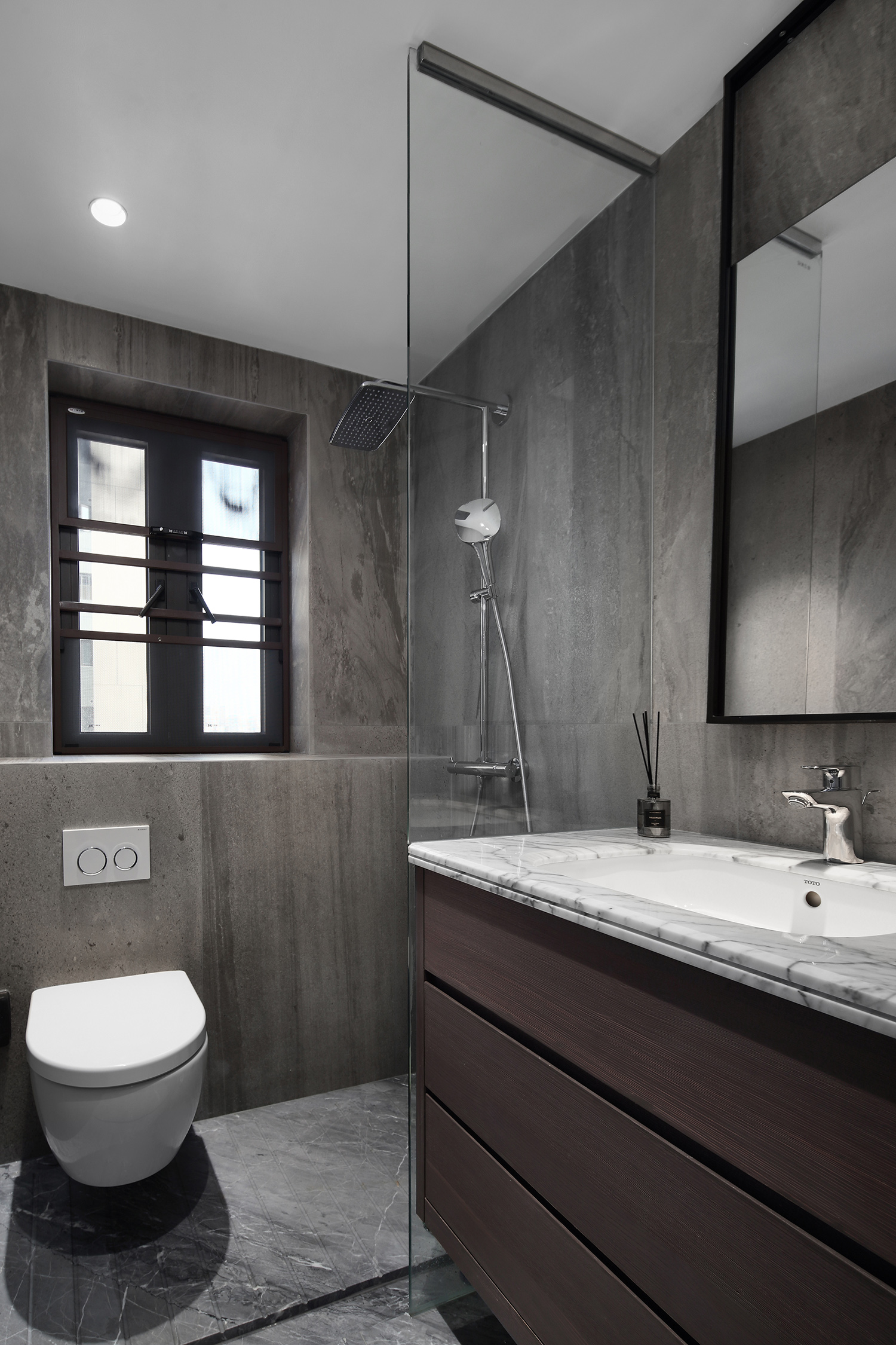 卫生间使用了干湿分离设计，全屋以咖色为主，体现出空间的高级感和精致感。
