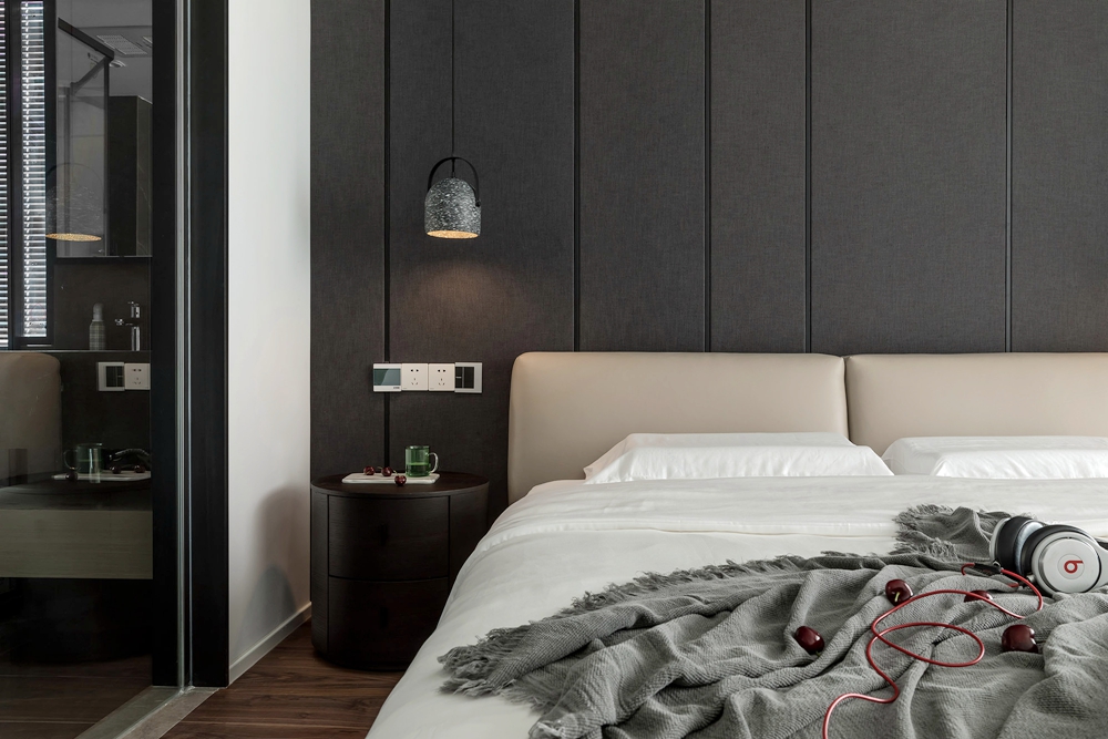 侧卧背景墙深邃细腻，皮质床头搭配净色床品，典雅的睡眠氛围油然而生。