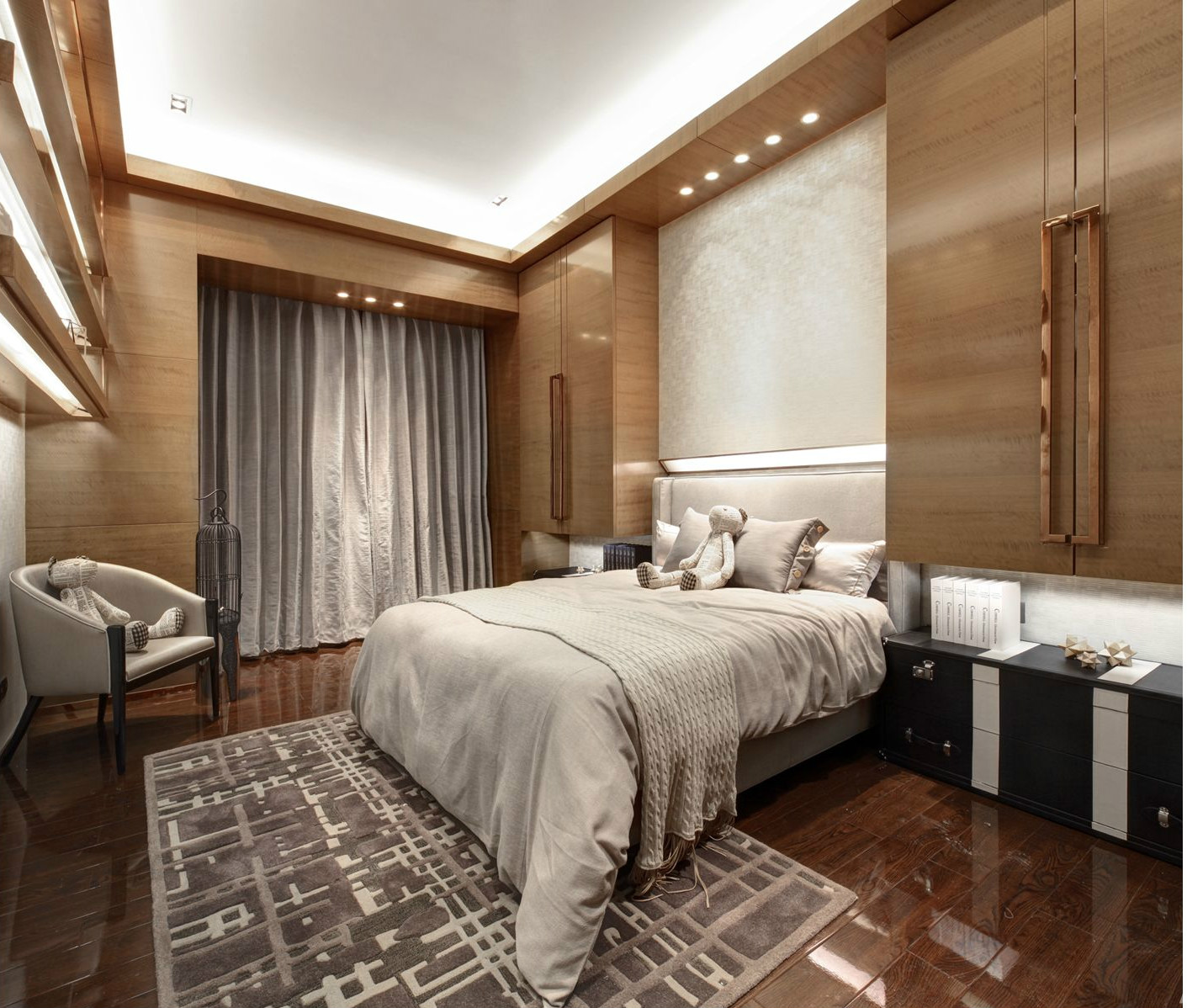 木质背景墙使主卧空间倍显艺术感与时尚感，顶面筒灯点缀，打造出高品质的卧室空间。