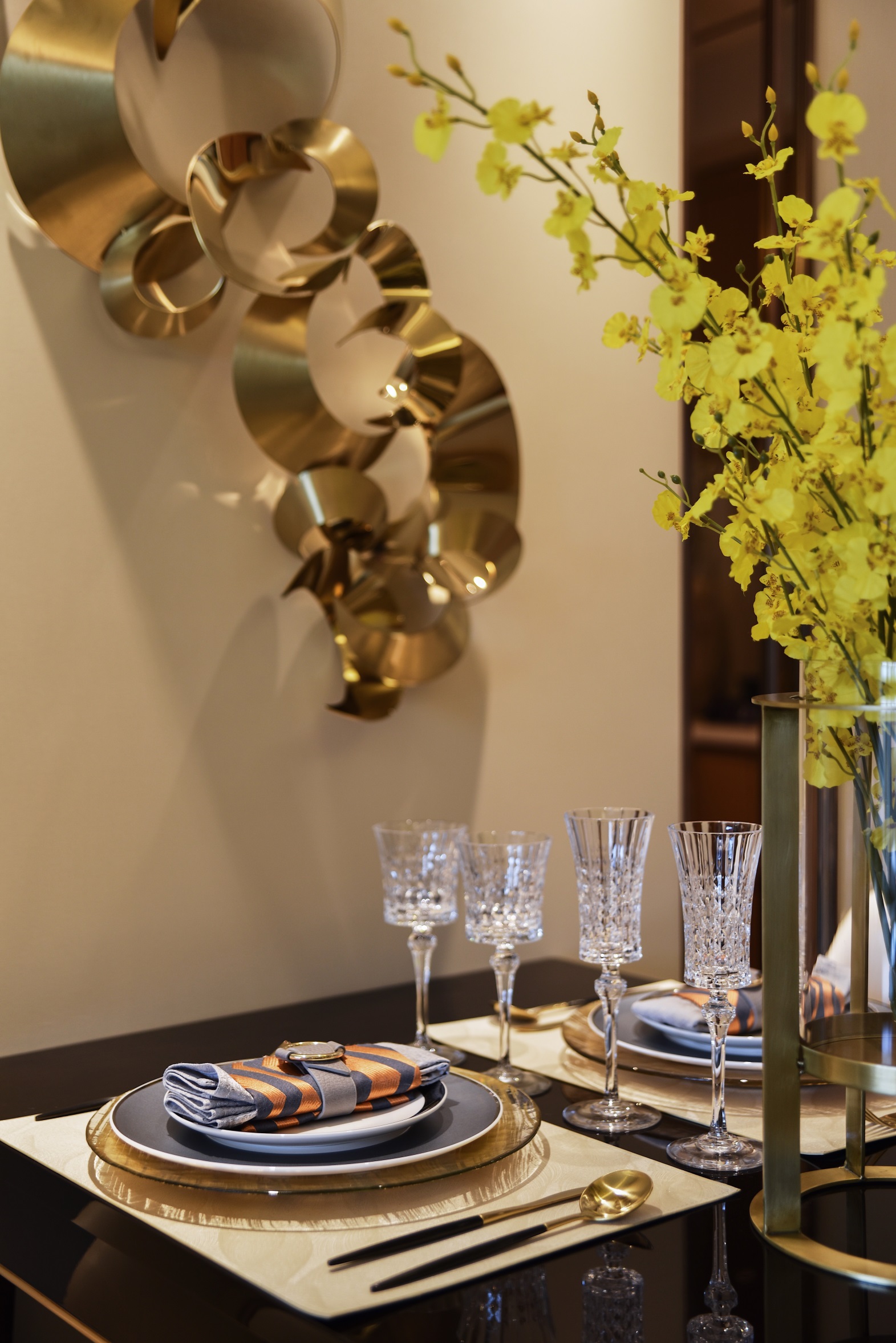 精致餐具增加了空间的时尚感和底蕴，金属元素裹挟着一份克制，呈现出松弛有度用餐空间。