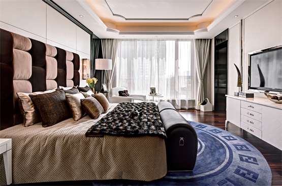 主卧床头软包设计营造了空间的质感，也塑造了空间的宁静感，使主卧优雅大气。