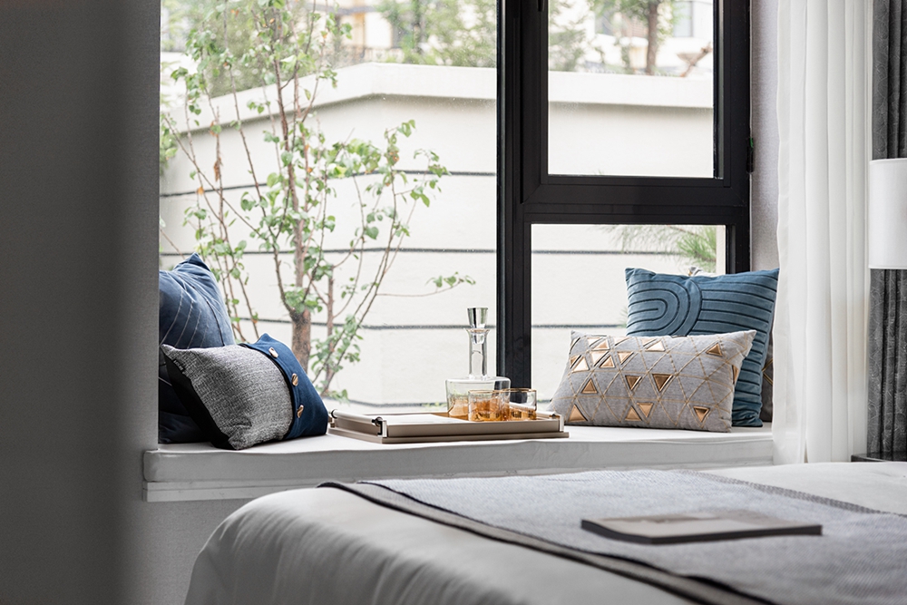 飘窗处设计精致，搭配素雅的抱枕点缀，营造出飘窗应有的休闲感。
