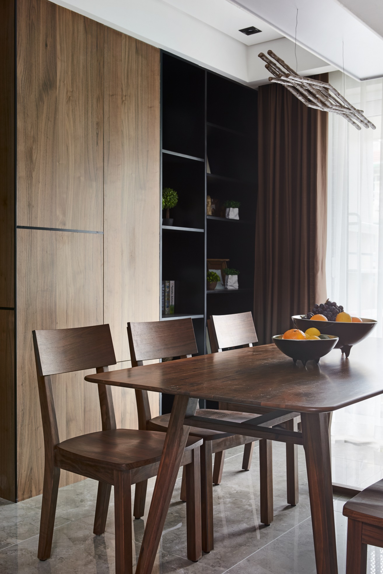 餐边柜最大程度利用了空间面积，巧用木质结构打造，增加了美观度与实用度。