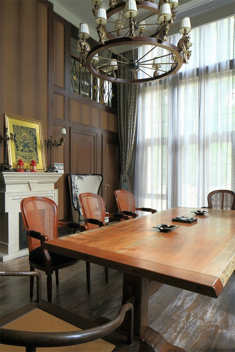 木色的背景墙搭配胡桃木餐桌椅，奠定了餐厅温暖的基调，白色窗帘增添了虚实层次。