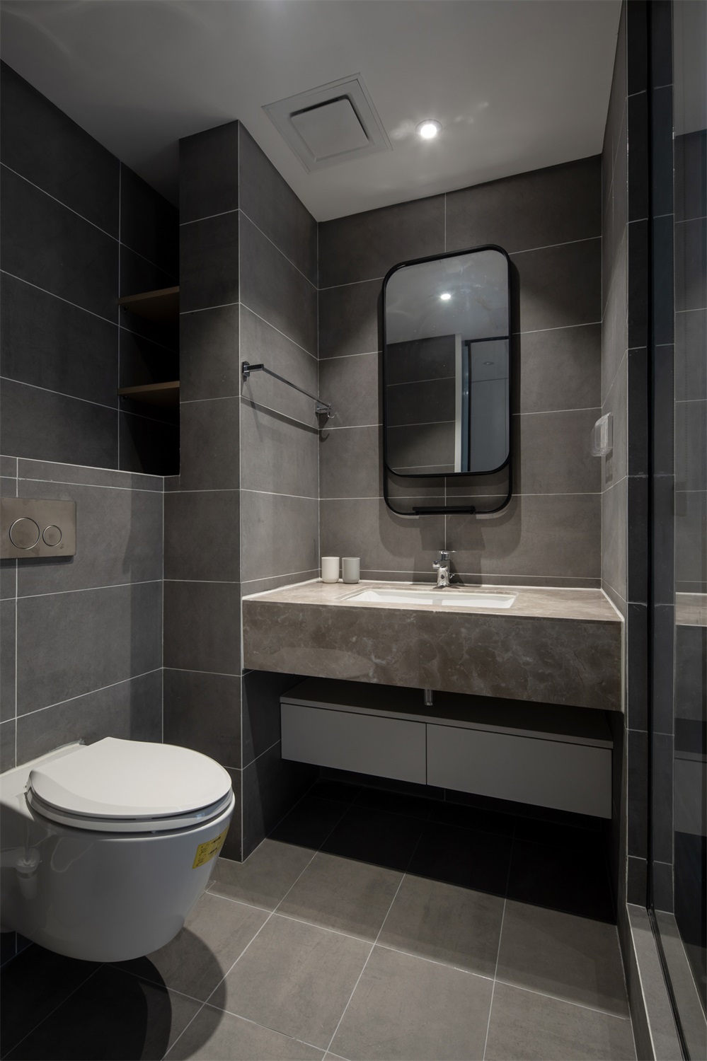 冷色调的卫浴空间动线设计流畅，采用干湿分离后空间显得更加富有层次。