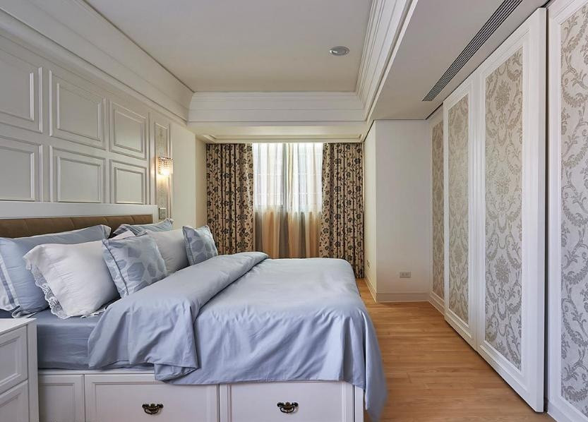 侧卧背景欧式元素浓郁，结合蓝色床品与欧式窗帘，空间色彩的高度和谐。