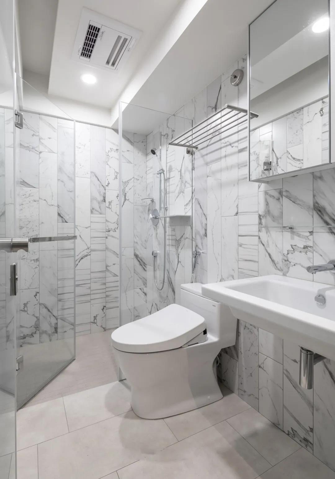 卫生间采用干湿分离设计，白色大理石背景墙让空间充满灵动感和品质感。