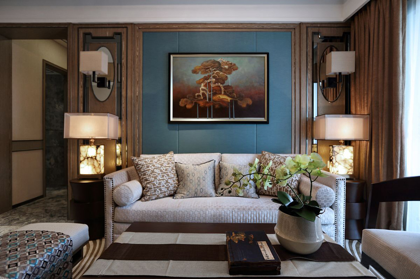 客厅呈现出干净温润的气质，视觉上低调高雅，蓝色背景墙设计颇具美式氛围。