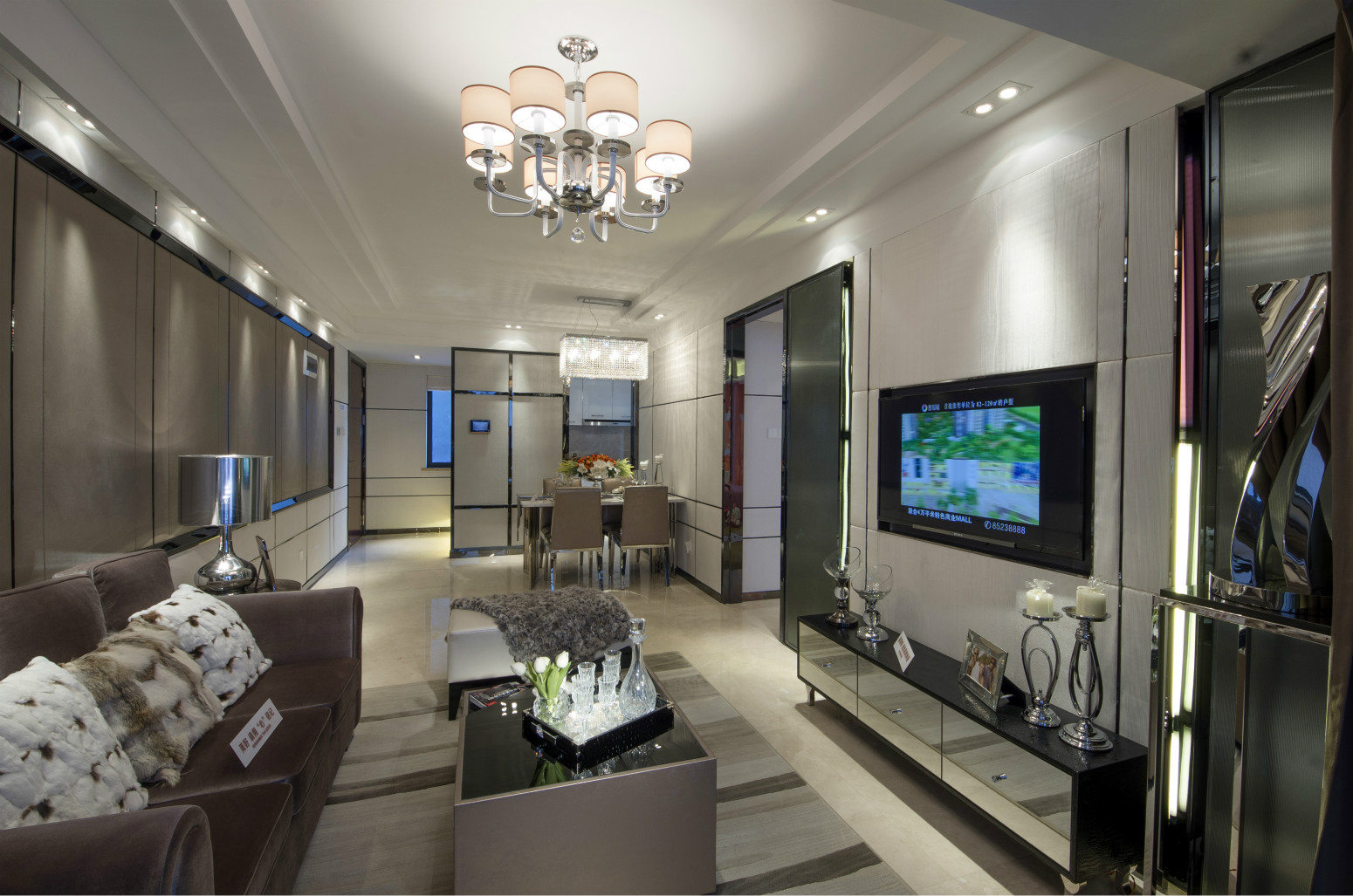 客厅的主色调为暖色系，搭配暖色电视背景墙，冷暖平衡，提亮了整个空间。
