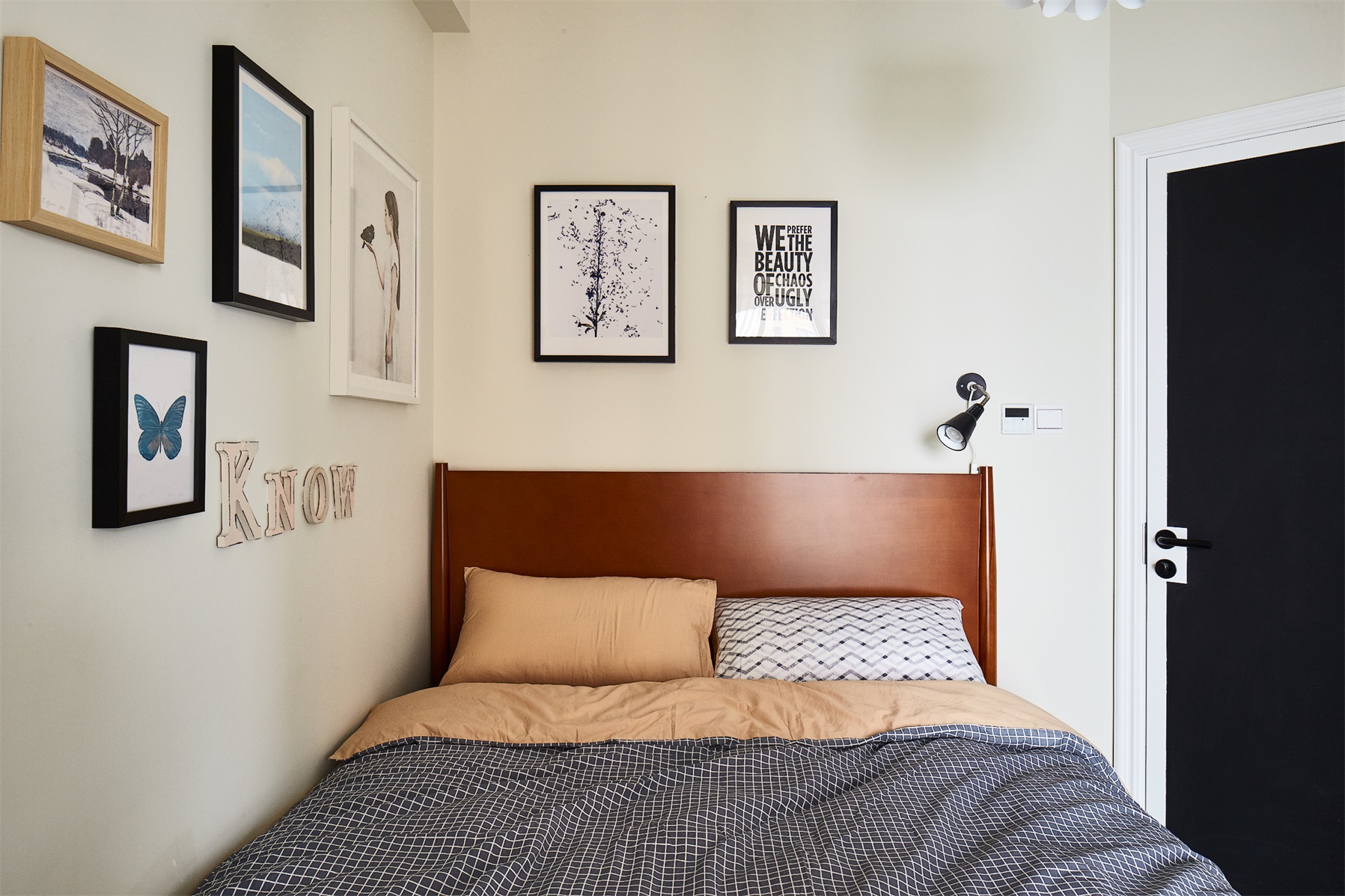 卧室空间色彩充满无限暖意，相框软装点缀增添室内温馨感，带来浓郁的生活气息。