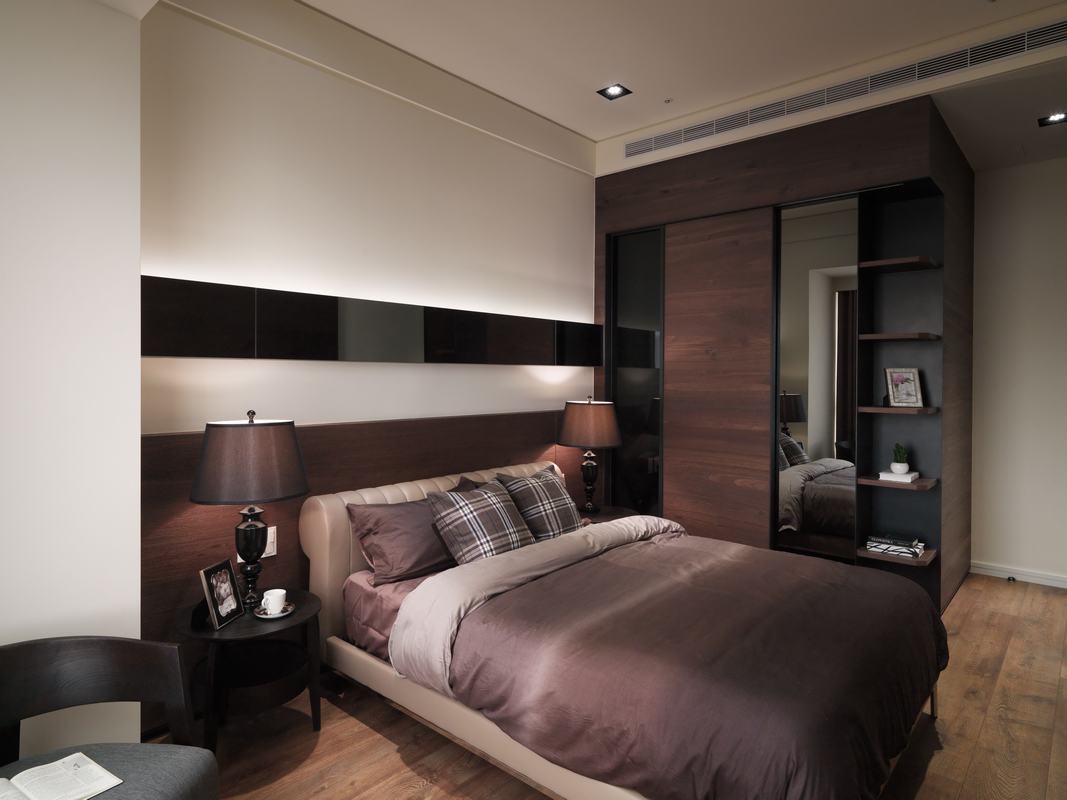 卧室床头背景墙选用黑白咖色系打造，使空间不显单调，搭配精致床品，空间充满端庄优雅的气质。