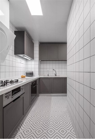 古色古香的新中式厨房，设计师采用灰色打造的橱柜，空间古风感满满。