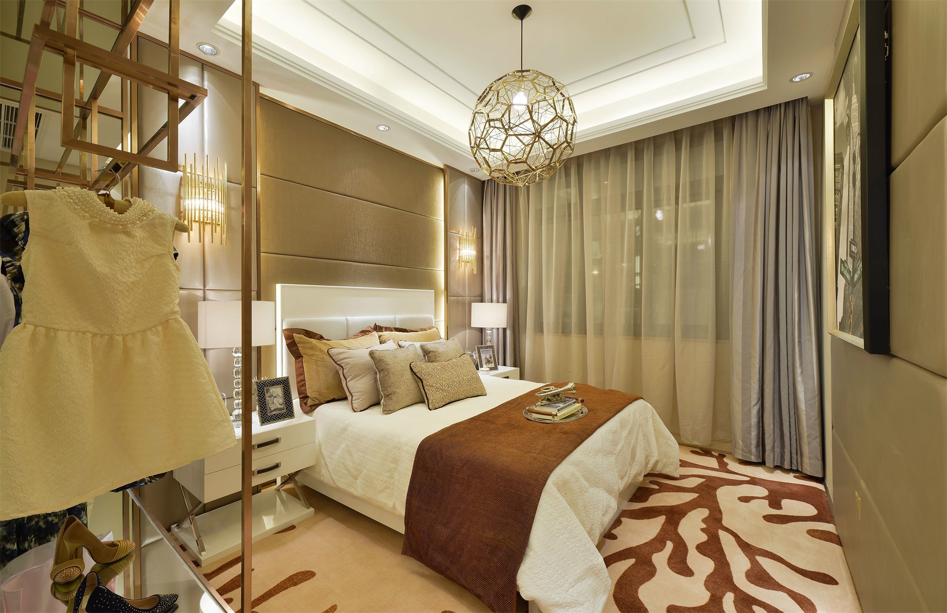 侧卧大面积使用金色调营造奢华氛围，照明设计的铺陈，丰富了空间层次。