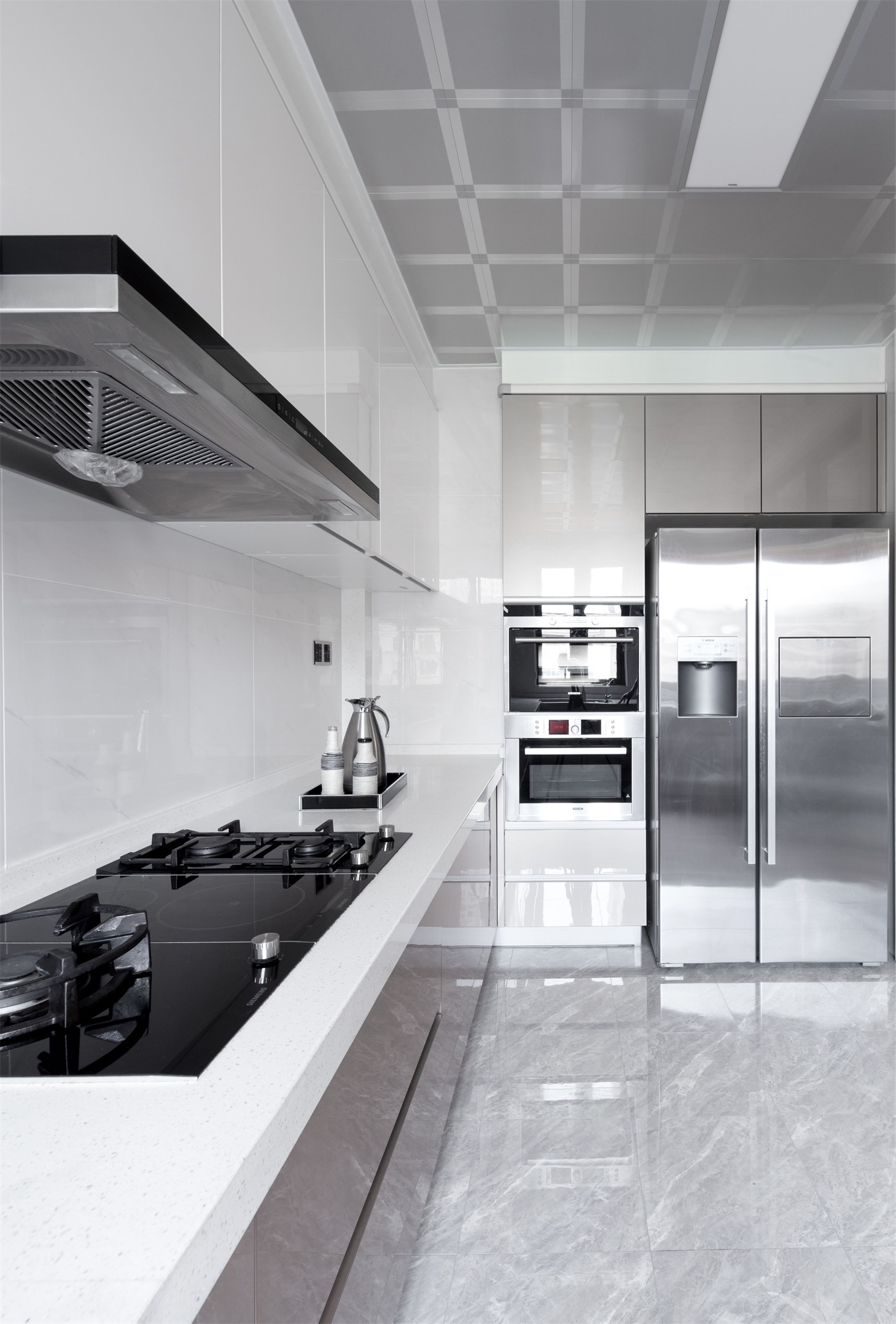 厨房烤漆材质橱柜光泽度较高，提升了空间的精致感，使烹饪环境明亮大气。