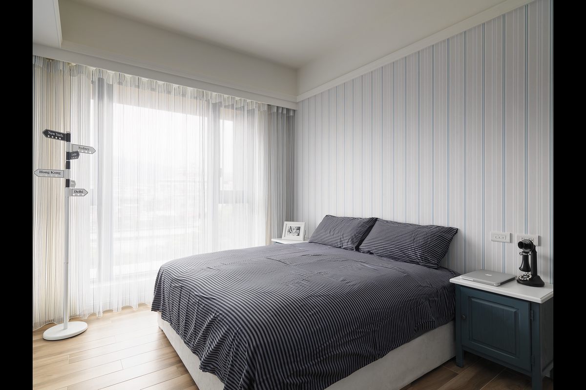 主卧散发出温暖的亲切感，背景墙采用清晰线条打造，床品软装营造出安全稳重的氛围。