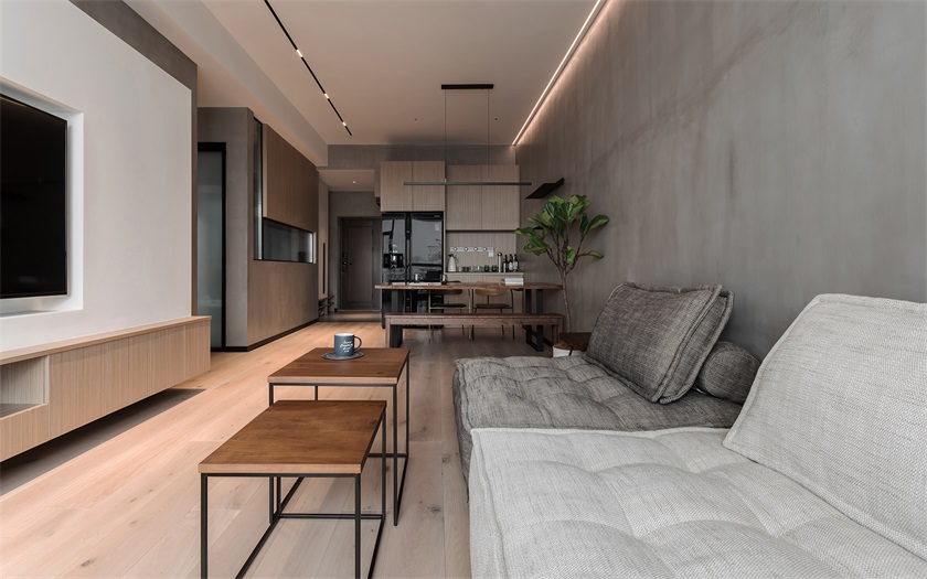 沙发墙面采用灰色材质打造，增加空间的进深感，客餐一体化设计，视野明亮。