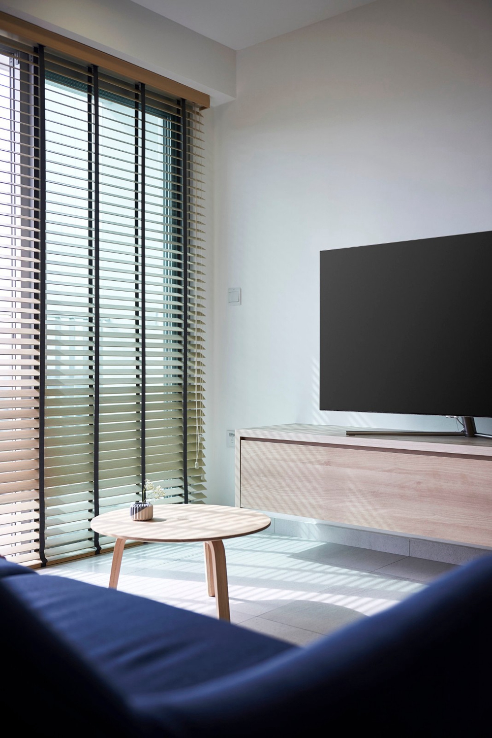 客厅设计以舒适为主，简单的色彩搭配，让空间更加具有休闲放松的氛围。