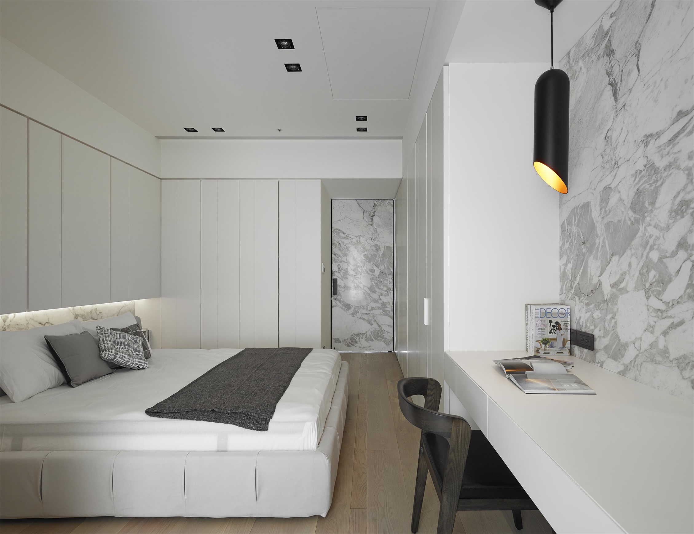 侧卧使用素雅的白色为主调，无吊顶设计简化了空间布置，使空间显得干净又优雅。