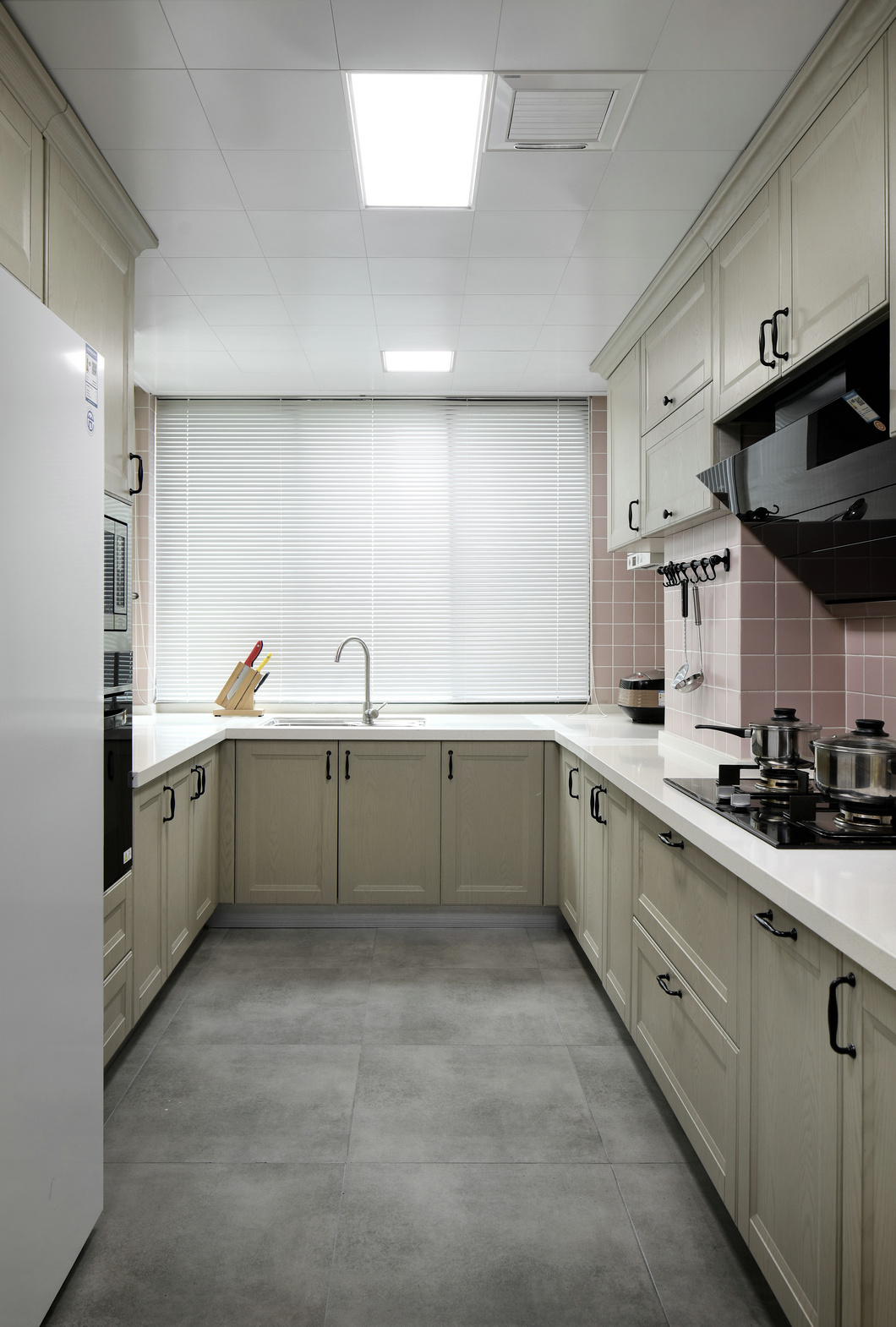 U型厨房设计，浅色橱柜温润雅致，储物空间能力强，空间完整又美观。